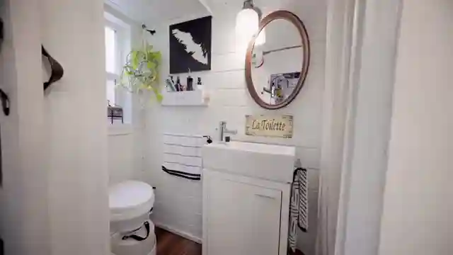 exploring-daisy-innovative-tiny-home-living-with-reclaimed-materials
