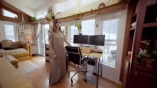 exploring-shaunas-cozy-tiny-house-a-masterclass-in-small-space-living