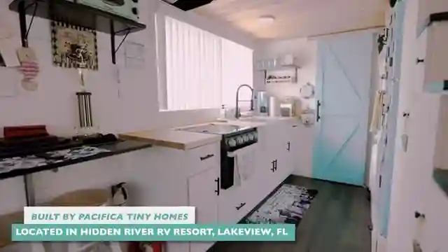 dianas-tiny-home-tour-downsizing-tips-and-simplified-living-journey